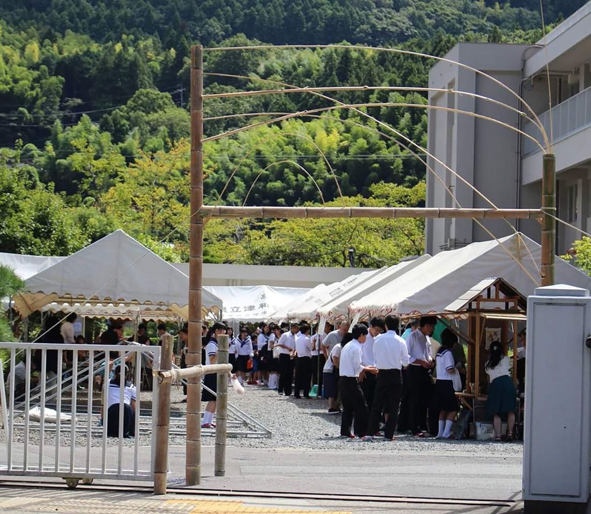 竹で作った津和野高校文化祭の入場門