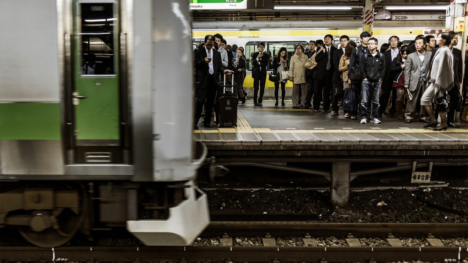 線路に降りれば5秒で回収できるのに…駅員が｢線路内の落とし物｣をすぐに拾わないワケ 急いでいる乗客を待たせるのには理由がある