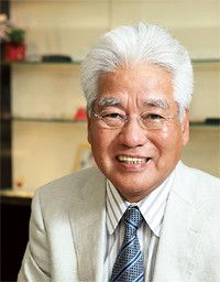 <strong>平本 清 メガネ21相談役</strong>●1950年、広島県生まれ。68年、広島電機高校（現広島国際学院高校）卒業。同年、広島県内の大手メガネチェーンに入社。79年商品部長。86年、同社を解雇。同年、同僚4人とメガネ21設立。120超の店舗をチェーン展開。2010年より現職。