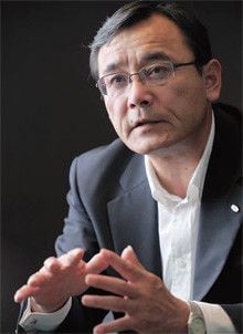 <strong>富士通社長 山本正己</strong>●1954年1月11日生まれ。76年九州大学工学部卒業、入社。99年、モバイルPC事業部長。2005年、パーソナルビジネス本部長。07年、常務。10年1月、副社長。6月より現職。