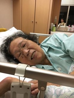 小平鈴子さんの白血病が判明しての緊急入院。このときは医師から「帰宅できない」と言われた。