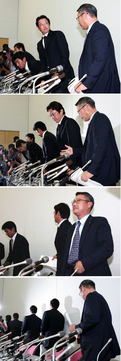 記者会見を終え(1枚目)、経営者側代表の瀬戸山ロッテ球団代表から握手を求められたものの、古田プロ野球選手会長は拒否(2枚目)。苦笑いする瀬戸山球団代表(3枚目)と退出する古田選手会長ら(4枚目)=2004年9月10日午後、大阪市北区の大阪国際会議場