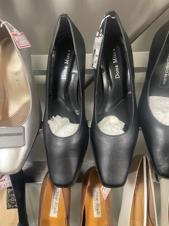 高市首相が衆院第二議員会館地下の「ムトウ」で購入したというパンプス