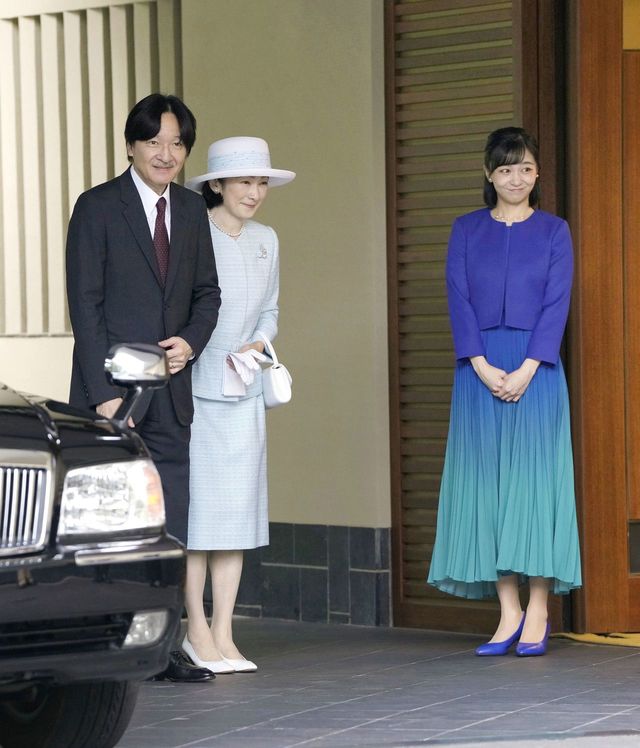 次女佳子さまの見送りを受け、ベトナムへ出発される秋篠宮ご夫妻＝2023年9月20日、東京都港区の宮邸［代表撮影］