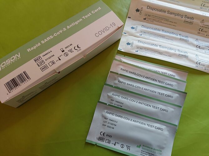親の社会保険番号を見せて薬局で配布される抗原検査薬