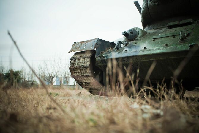 空き地にたたずむ旧型の戦車