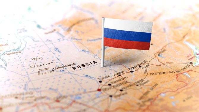 地図のロシアにロシア国旗のピン