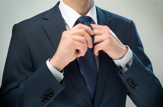 ネクタイを結ぶビジネスマン