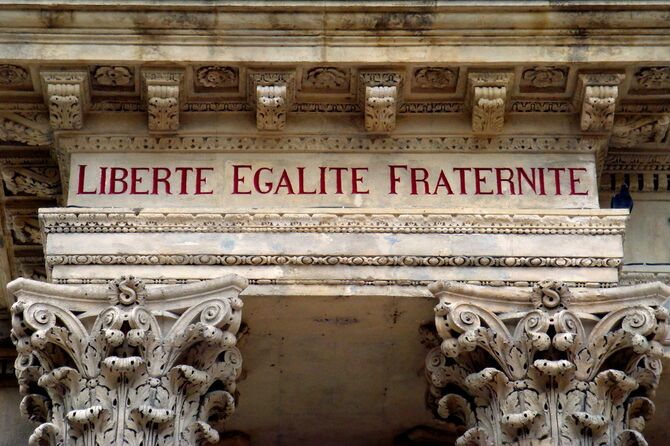 Liberté, Égalité, Fraternité「自由、平等、友愛」の、フランス共和国の標語が刻まれた門