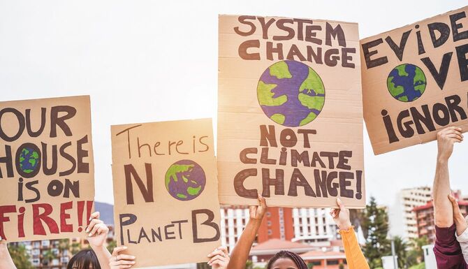 気候変動に抗議するデモ隊
