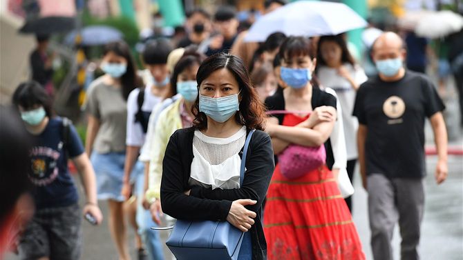 フェイスマスクを着用した台湾の台北市の人々