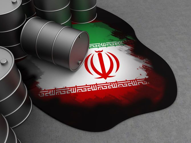 イランの国旗とドラム缶