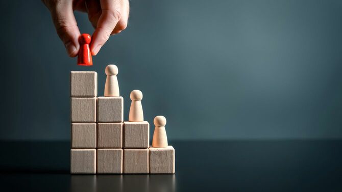 階段状の木製ブロックに人形を置き、それぞれのポストを表している