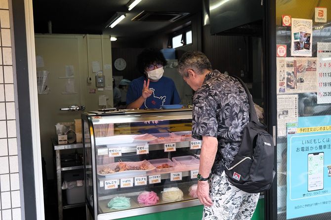 店頭で接客する蛯原さん