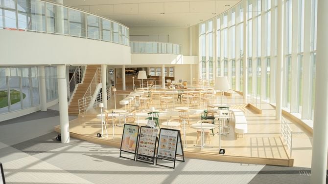 カフェは閑古鳥が鳴いていた