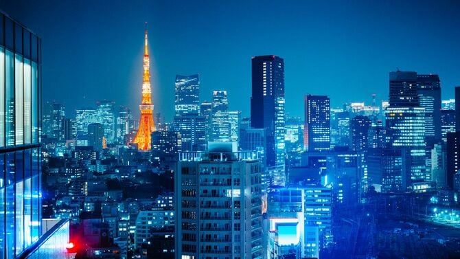 東京の夜の街並み