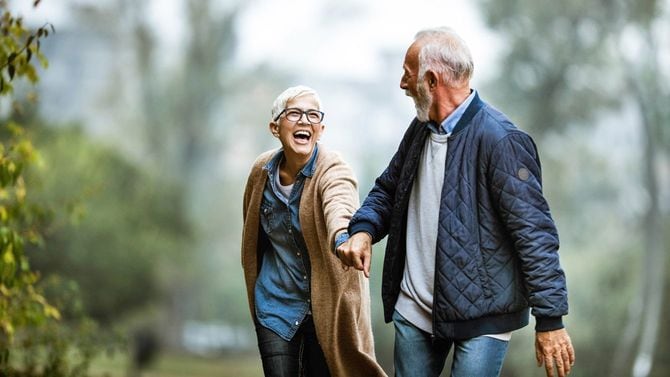公園で楽しむ遊び心のあるシニアカップル