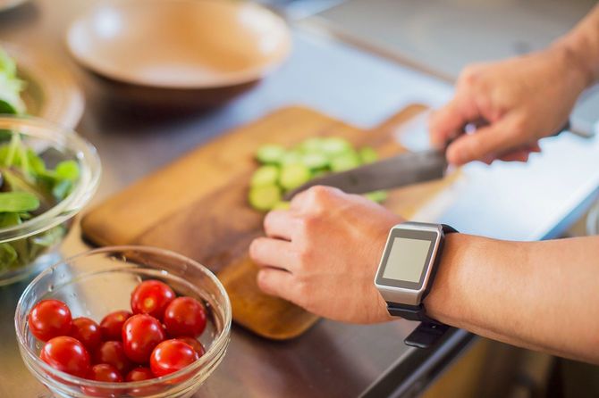 包丁でキュウリを切る男性