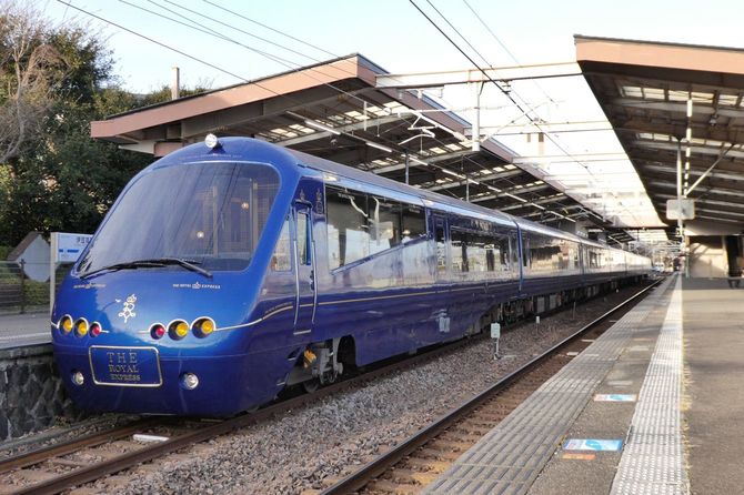 伊豆高原駅に停車中のTHE ROYAL EXPRESS