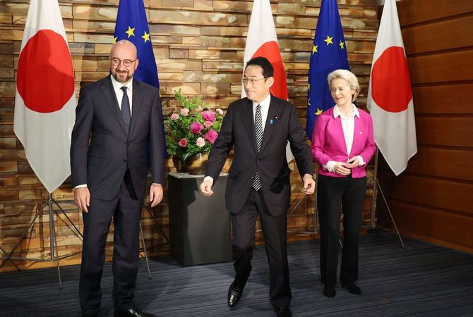 第28回日・EU定期協議に臨む岸田文雄首相（中央）。左は欧州連合（EU）のシャルル・ミシェル大統領。右はウルズラ・フォンデアライエン欧州委員長＝2022年5月12日午前、首相官邸