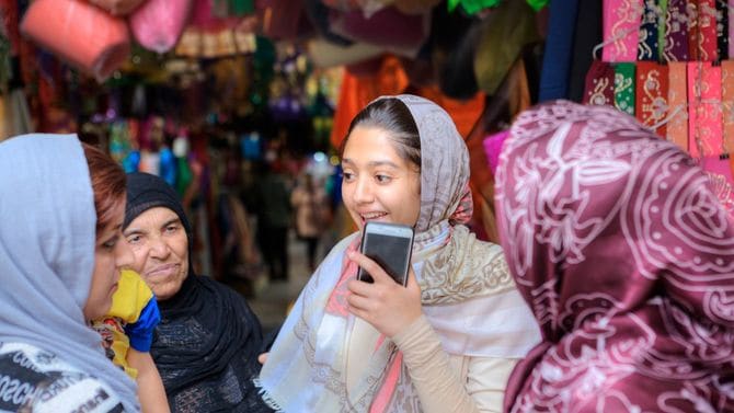 ファールス州シーラーズの生地専門店でおしゃべりする女性たち