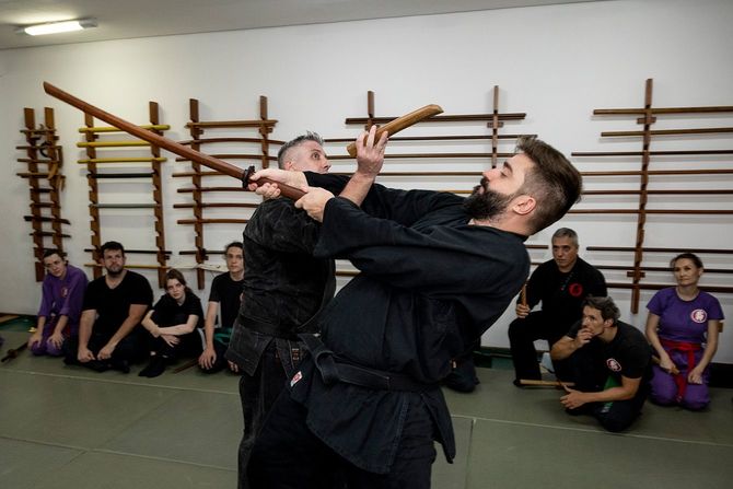 師範と技の見本を見せるトーレスさん(右)