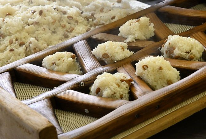 とん蝶専用に造った型におこわを詰める