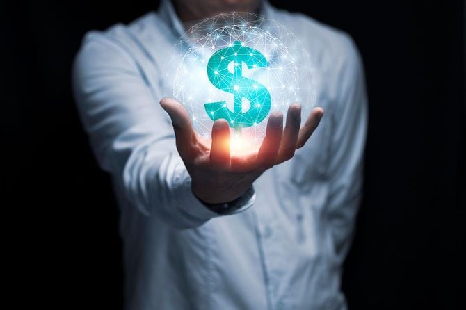 光るドル記号を片手で持つ人