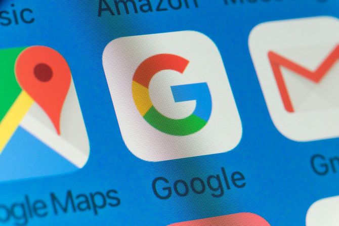 iPhone上に表示されたグーグルマップ、Google、Gmailのアプリ