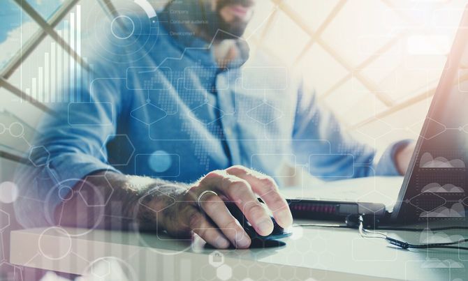 PCの操作をする人