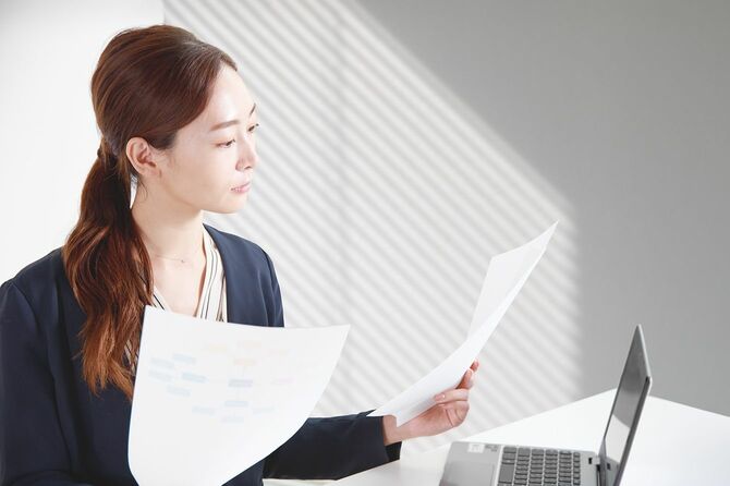 女性がチャートとグラフをチェック