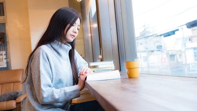 読書する女性