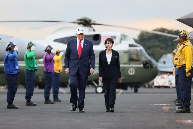 令和7年10月28日、トランプ大統領と共に米海軍横須賀基地を訪問した高市総理