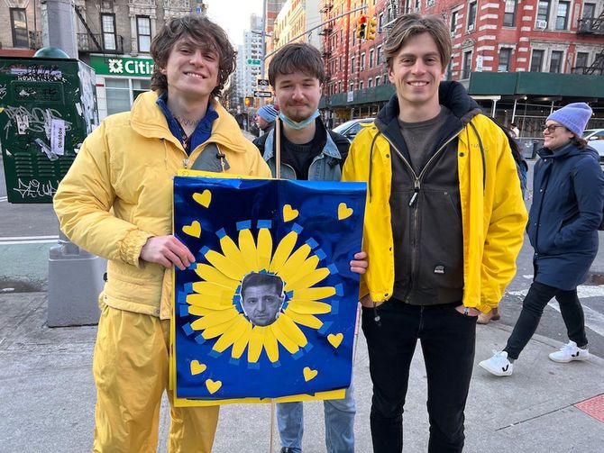 NYのタイムズスクエア周辺で行われたロシアによるウクライナ軍事侵攻に抗議する人々