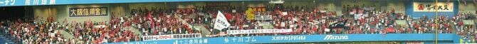 2004年7月4日の大阪ドーム右翼外野席。堀江社長がいるのは北川選手の旗の裏辺り