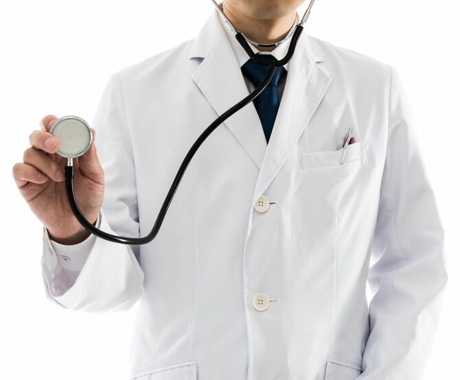 医師に聴診器