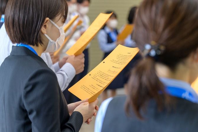 長野東支店では「感動スタンダート」をもとに宮田が作成した資料(オレンジ色の用紙)で、唱和を行っている。