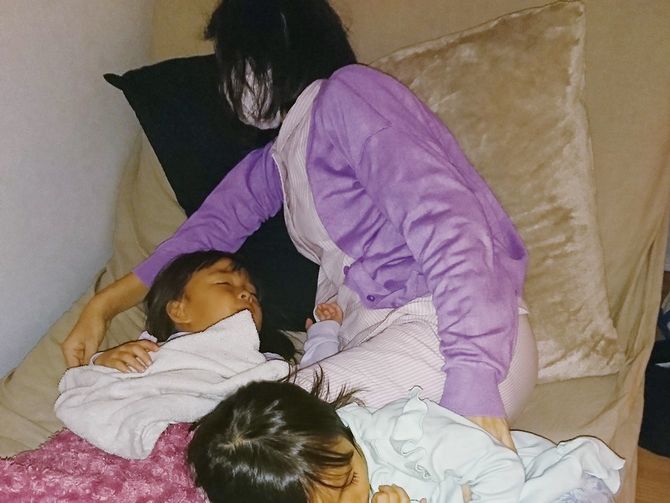 背中や腰の痛みのため、みどりさんは体をまっすぐ伸ばして眠ることが難しかった。　出典＝『<a href="https://www.amazon.co.jp/exec/obidos/ASIN/4334953492/presidentjp-22" target="_blank">2冊のだいすきノート</a>』