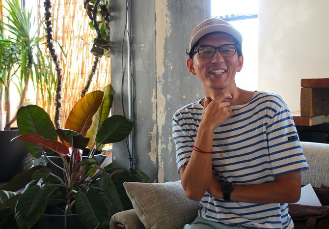 常に相手の顔を見て話すため、視覚障害を抱えているようには見えない