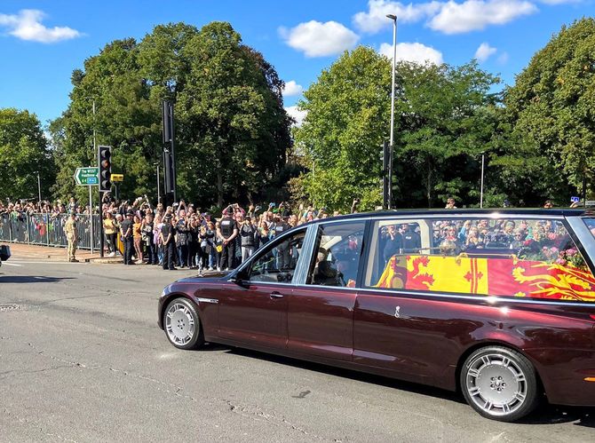 ロンドンを離れる女王の棺、M子さん宅近くの国道にて