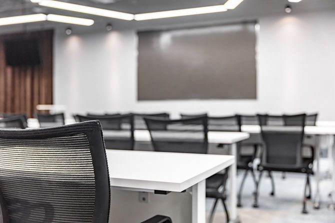 視聴覚室が明るく照らされている