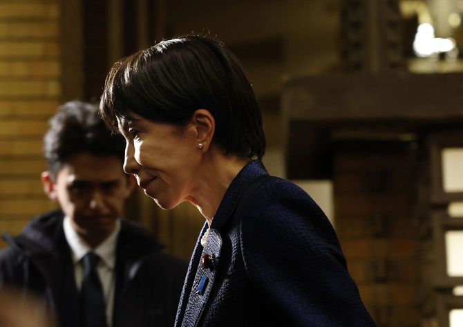 記者団の取材を終え、引き揚げる高市早苗首相。米国とイスラエルのイラン攻撃に伴う原油価格の高騰に対応し、石油備蓄のうち1カ月半の消費量に相当する分を放出すると表明した＝2026年3月11日、首相公邸