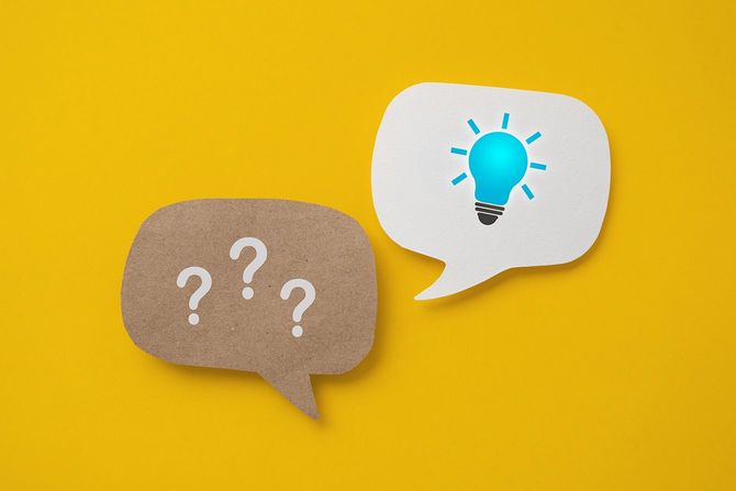 疑問符と電球マークの吹き出し