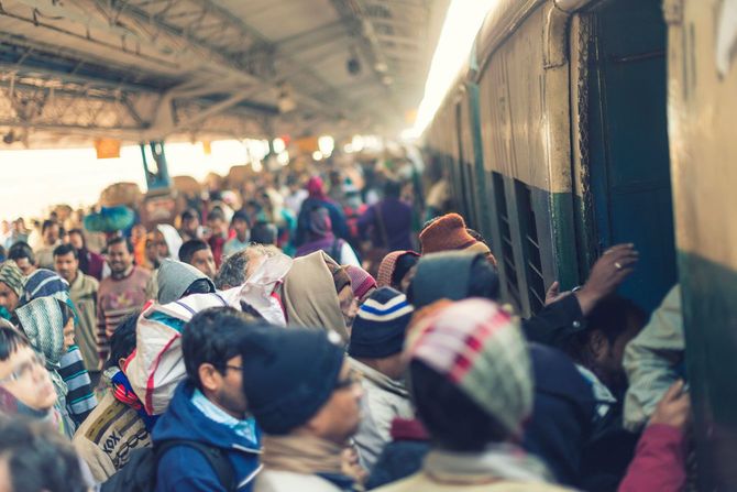列車に乗り込むインドの人々
