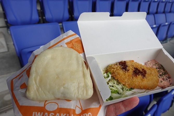 スタジアム内の岩崎本舗「角煮まん」。試合がない日も購入でき、客席で食べられる