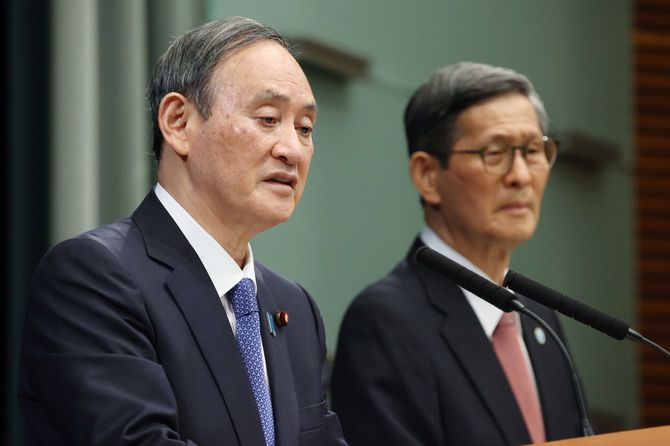 1都3県への緊急事態宣言で、記者会見する菅義偉首相(左)と政府の新型コロナウイルス感染症対策分科会の尾身茂会長=2021年1月7日午後、首相官邸