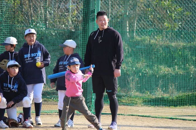 小学部を指導する筒香嘉智