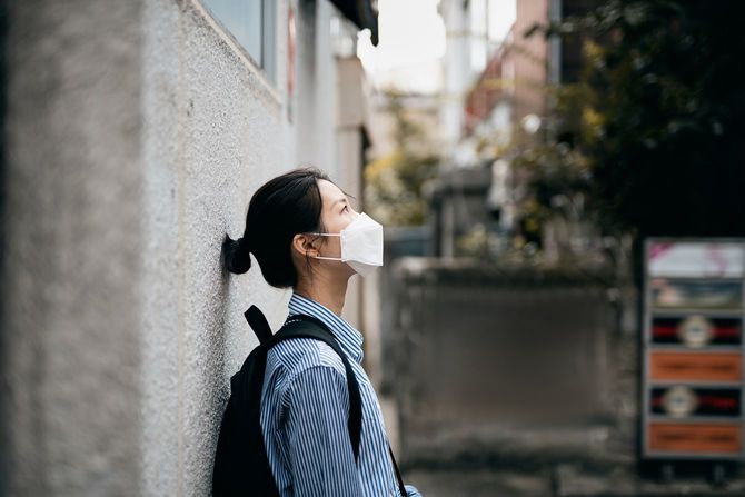 路上で考える女性