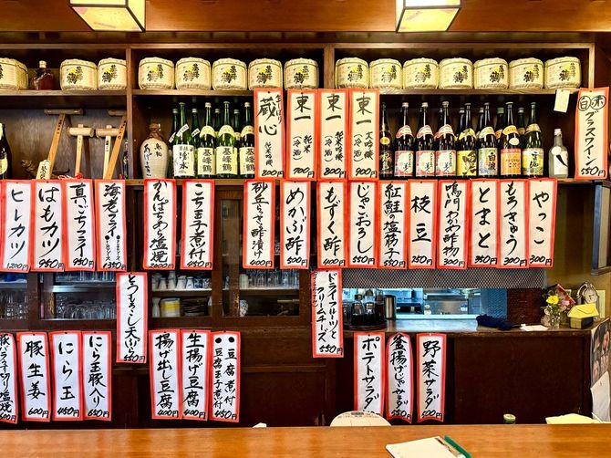あげまき・店内。壁を覆う品書き