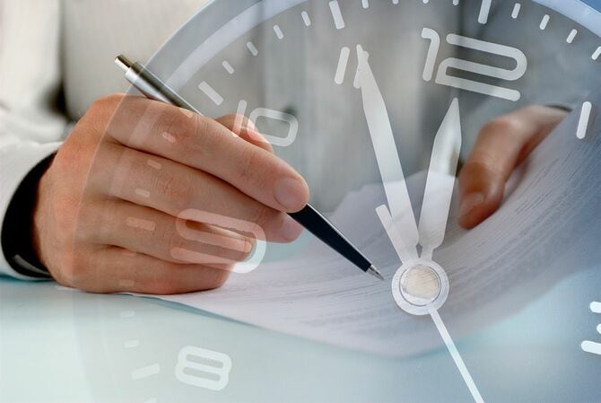 締め切りに取り組むビジネスマン